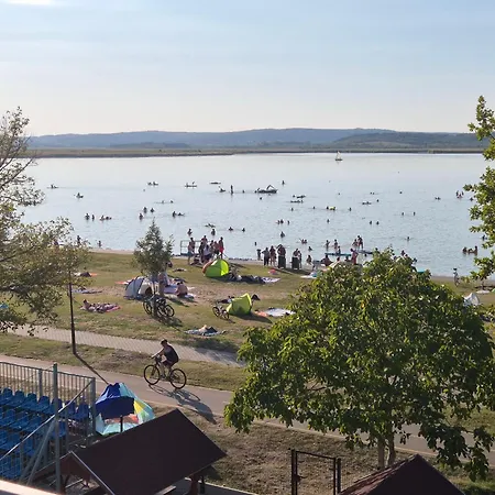 Strandkezilabda Koezpont A Velencei-tonal * Гардонь